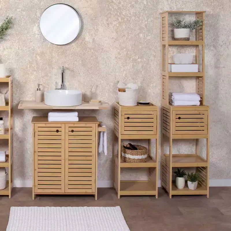 Meuble de rangement compact pour salle de bain avec étagères ouvertes et porte ventilée