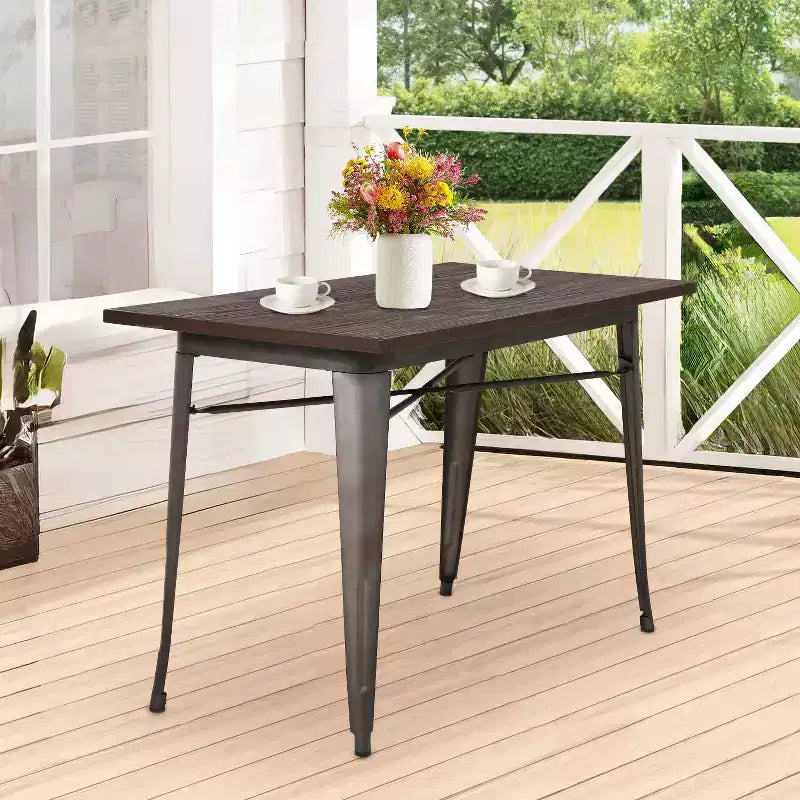 Table à manger robuste avec un plateau en bois massif, convenant aux cuisines ou aux salles à manger