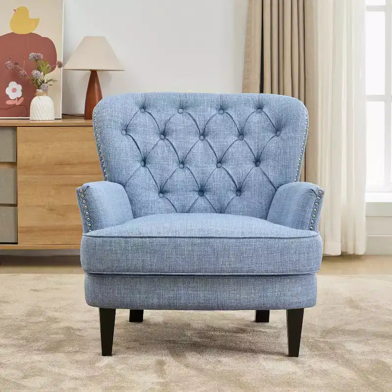 Un fauteuil inclinable capitonné de style vintage orné de rivets et de pieds en bois