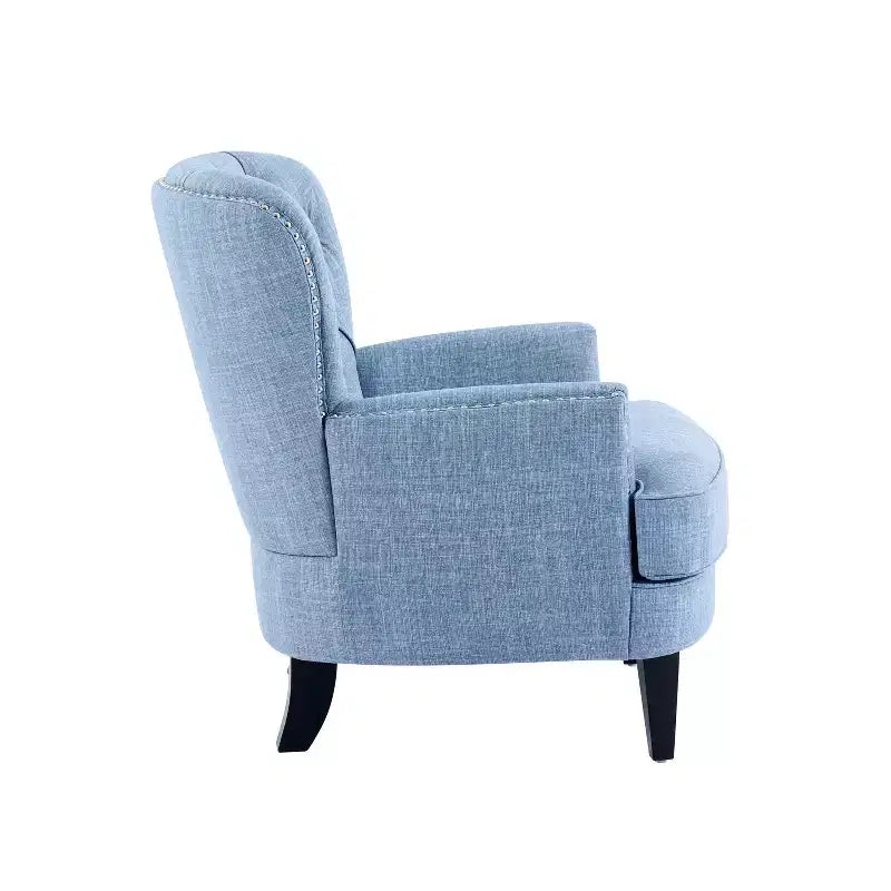 Un fauteuil inclinable capitonné de style vintage orné de rivets et de pieds en bois