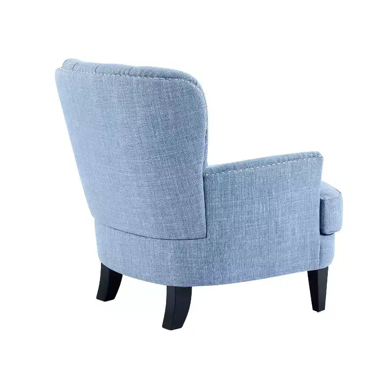 Un fauteuil inclinable capitonné de style vintage orné de rivets et de pieds en bois
