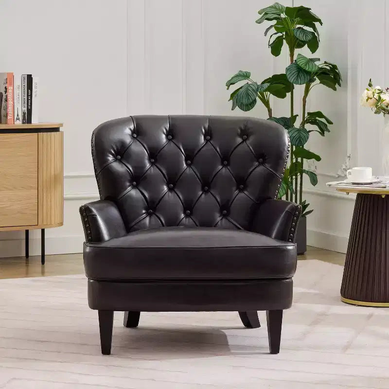 Un fauteuil inclinable capitonné de style vintage orné de rivets et de pieds en bois