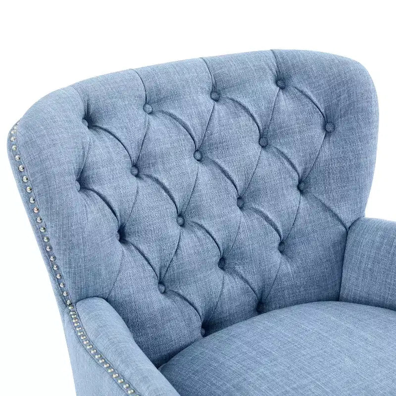 Un fauteuil inclinable capitonné de style vintage orné de rivets et de pieds en bois