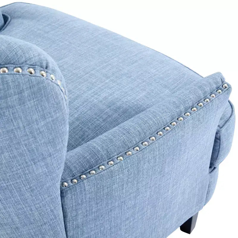 Un fauteuil inclinable capitonné de style vintage orné de rivets et de pieds en bois