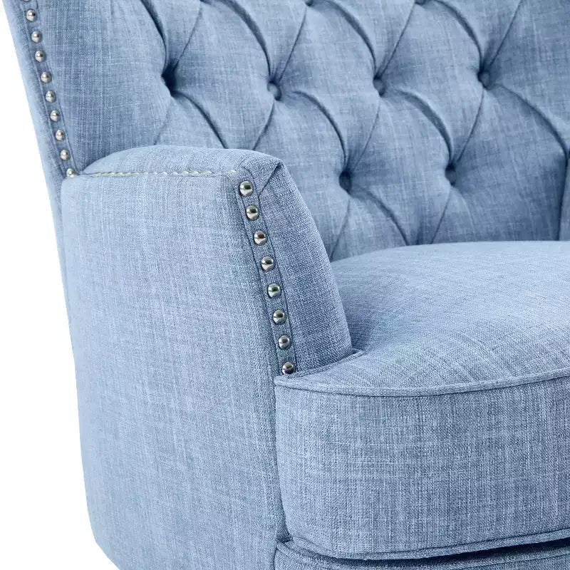 Un fauteuil inclinable capitonné de style vintage orné de rivets et de pieds en bois
