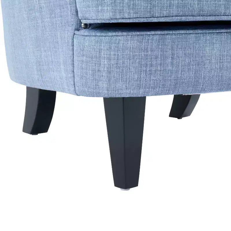 Un fauteuil inclinable capitonné de style vintage orné de rivets et de pieds en bois