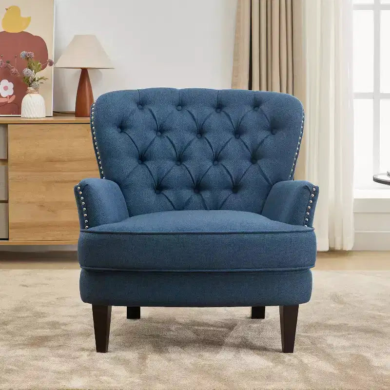 Un fauteuil inclinable capitonné de style vintage orné de rivets et de pieds en bois