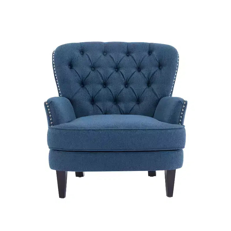 Un fauteuil inclinable capitonné de style vintage orné de rivets et de pieds en bois