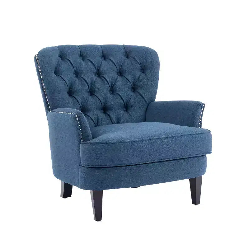 Un fauteuil inclinable capitonné de style vintage orné de rivets et de pieds en bois