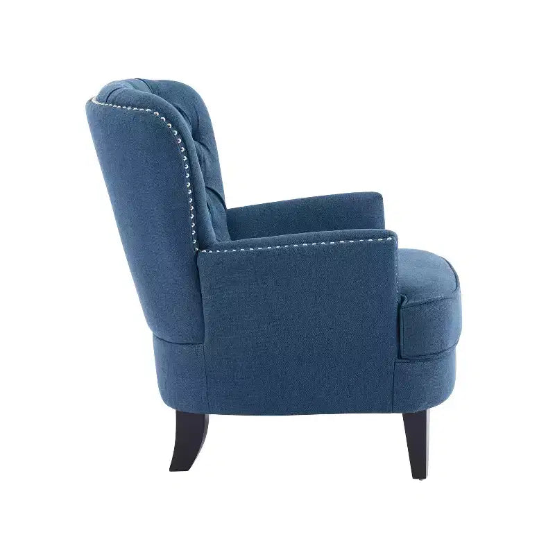 Un fauteuil inclinable capitonné de style vintage orné de rivets et de pieds en bois