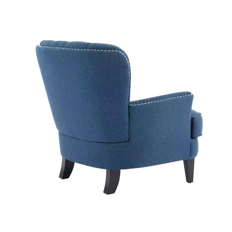 Un fauteuil inclinable capitonné de style vintage orné de rivets et de pieds en bois