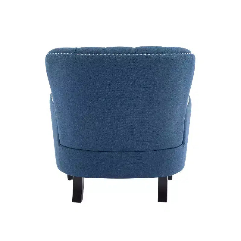 Un fauteuil inclinable capitonné de style vintage orné de rivets et de pieds en bois