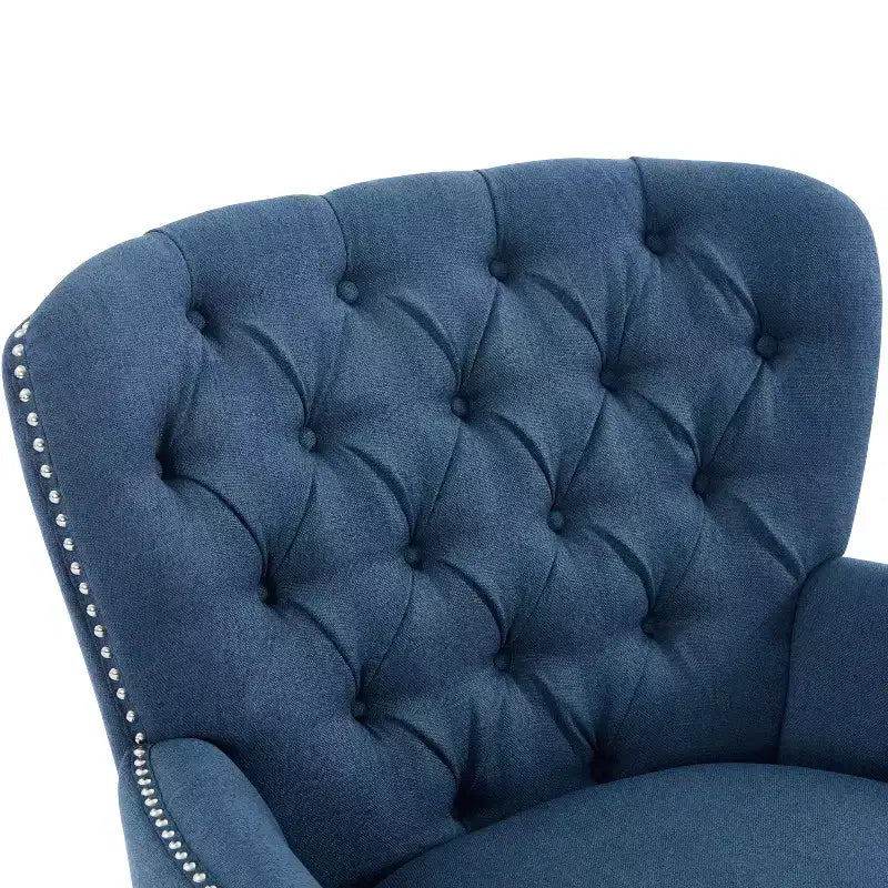 Un fauteuil inclinable capitonné de style vintage orné de rivets et de pieds en bois