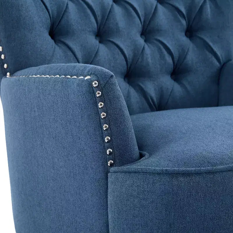 Un fauteuil inclinable capitonné de style vintage orné de rivets et de pieds en bois