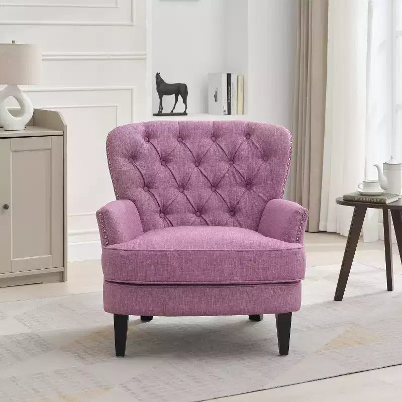 Un fauteuil inclinable capitonné de style vintage orné de rivets et de pieds en bois