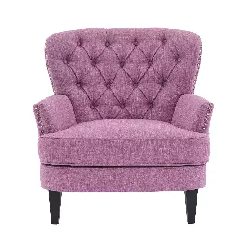 Un fauteuil inclinable capitonné de style vintage orné de rivets et de pieds en bois