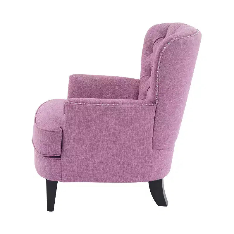 Un fauteuil inclinable capitonné de style vintage orné de rivets et de pieds en bois