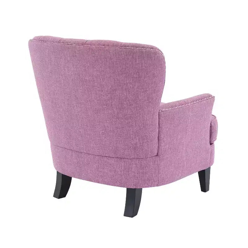 Un fauteuil inclinable capitonné de style vintage orné de rivets et de pieds en bois