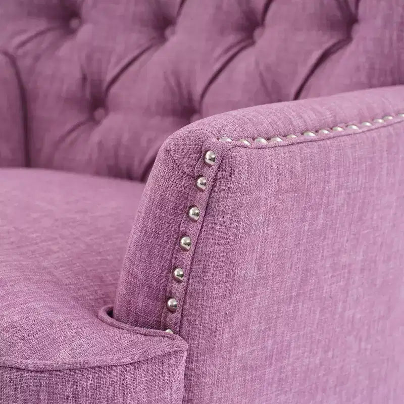 Un fauteuil inclinable capitonné de style vintage orné de rivets et de pieds en bois