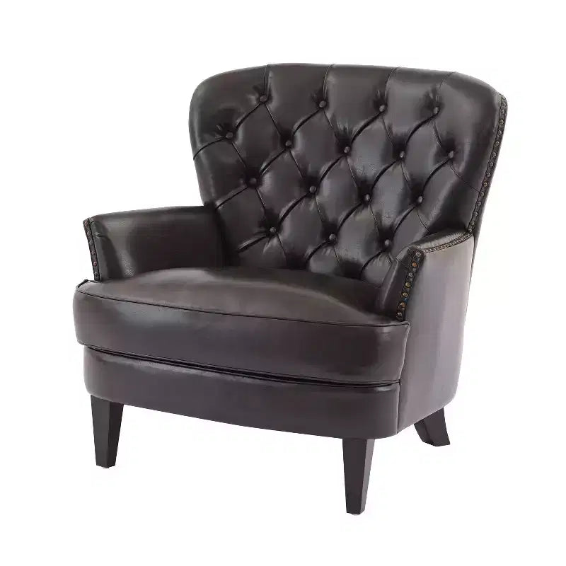 Un fauteuil inclinable capitonné de style vintage orné de rivets et de pieds en bois