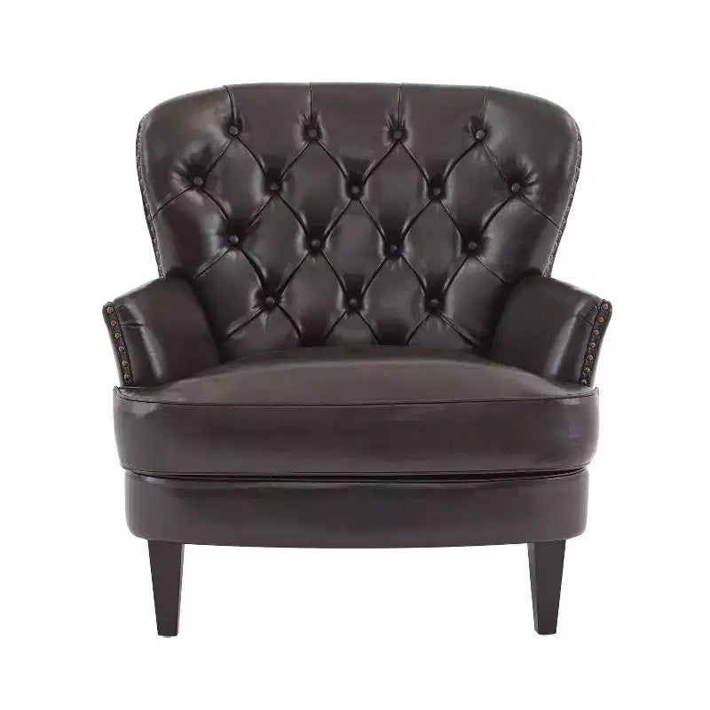 Un fauteuil inclinable capitonné de style vintage orné de rivets et de pieds en bois
