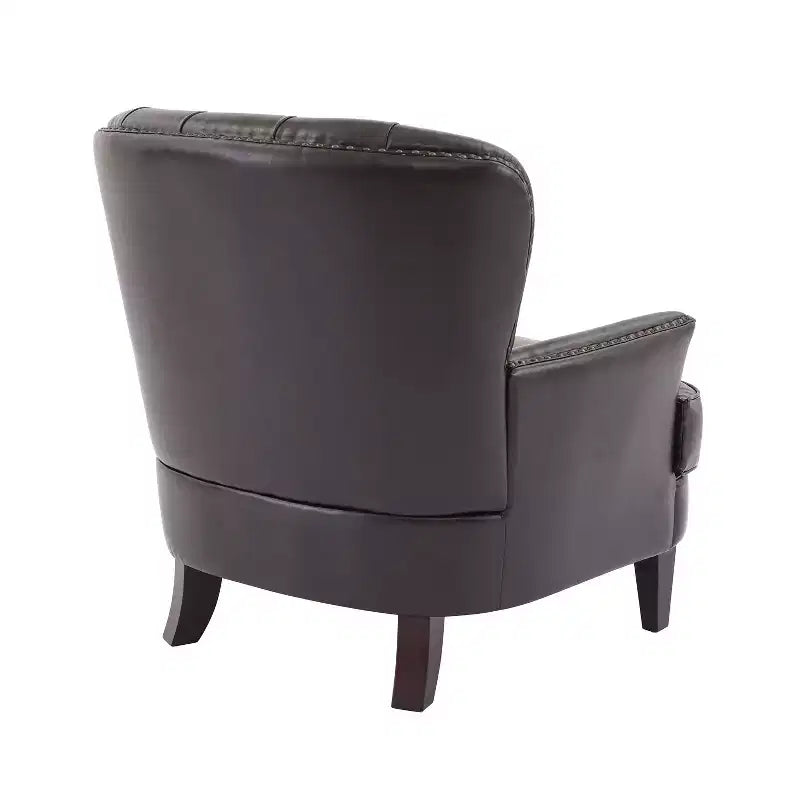 Un fauteuil inclinable capitonné de style vintage orné de rivets et de pieds en bois