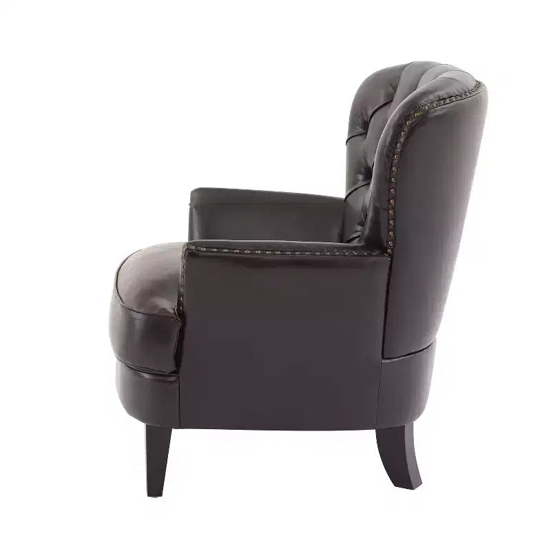 Un fauteuil inclinable capitonné de style vintage orné de rivets et de pieds en bois