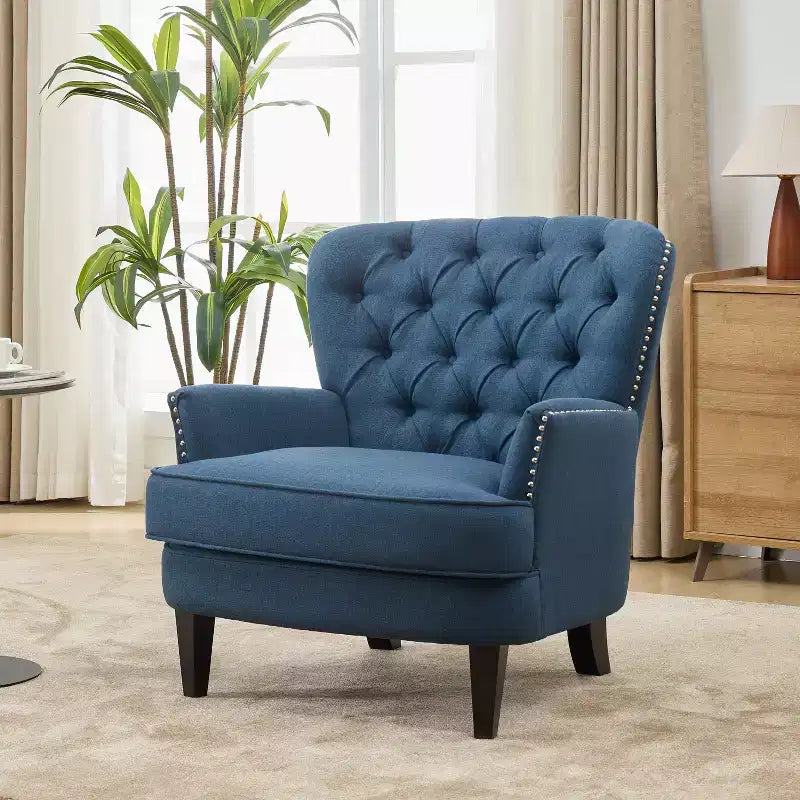 Un fauteuil inclinable capitonné de style vintage orné de rivets et de pieds en bois