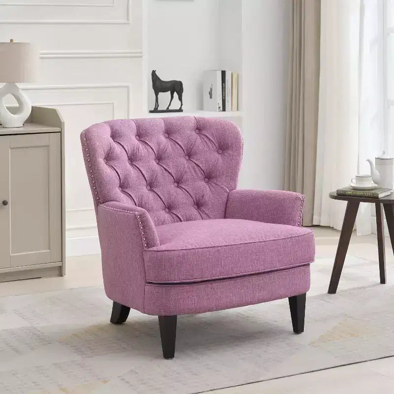 Un fauteuil inclinable capitonné de style vintage orné de rivets et de pieds en bois