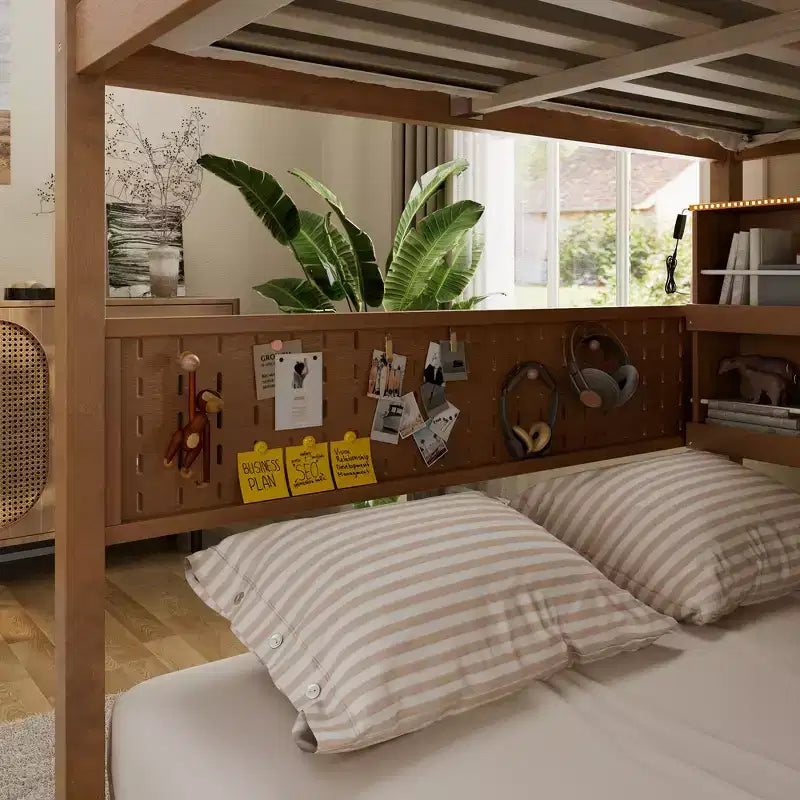 Lit superposé Full XL au-dessus d'un lit Queen avec étagères intégrées, lumières à couleur changeante et panneau perforé