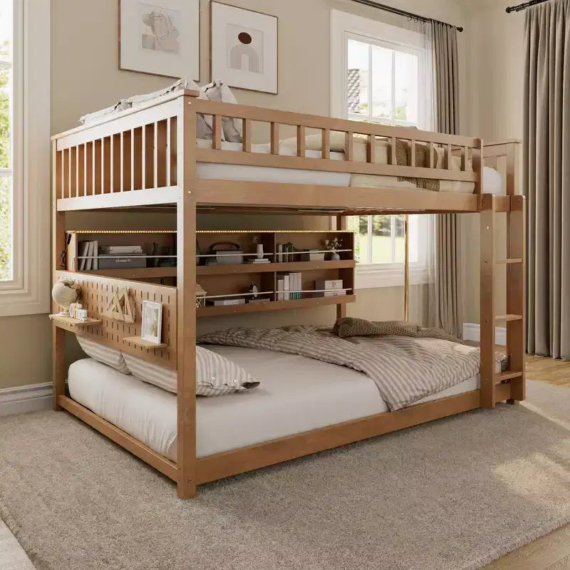 Lit superposé Full XL au-dessus d'un lit Queen avec étagères intégrées, lumières à couleur changeante et panneau perforé